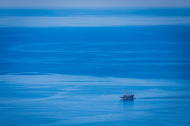 Un velero de lujo navega en mar abierto.