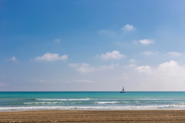 Velero en mar azul