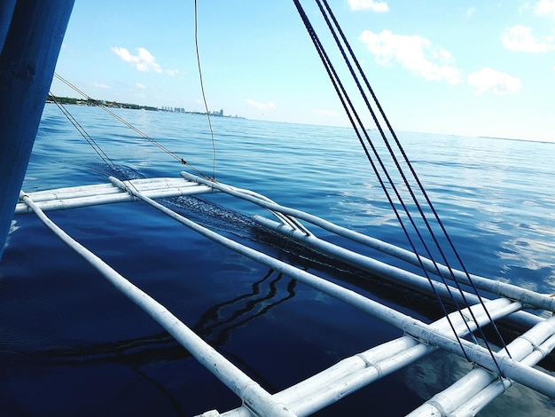 Foto velero en el mar contra el cielo azul