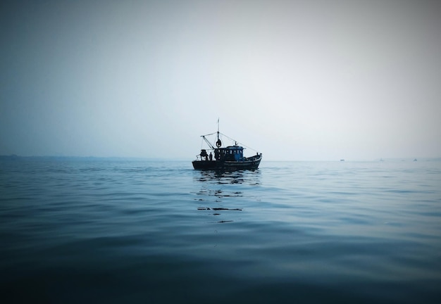 Velero en el mar contra un cielo despejado