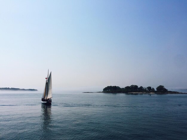 Velero en el mar contra un cielo despejado