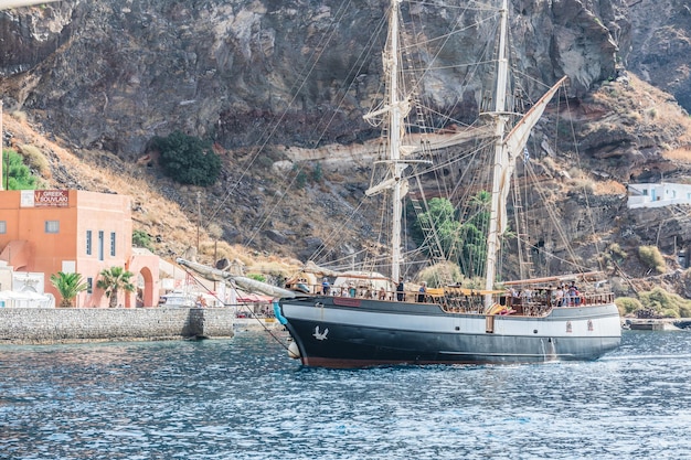 Velero en el Mar Egeo Grecia Isla de Santorini en las rocas de la caldera de las Cícladas. Puerto de Fira, viajando