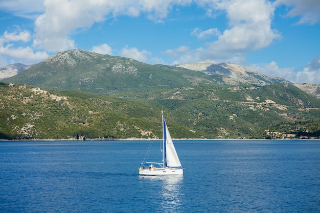 Velero en el mar Mediterráneo en un hermoso día con cielo azul