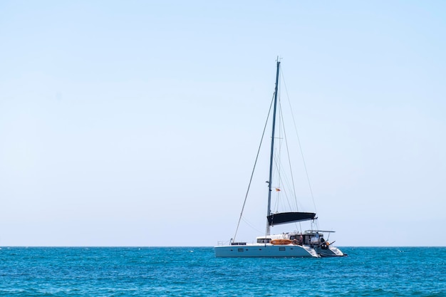 Velero en el mar navegando sobre las olas Yachtsman durante el entrenamiento en un velero