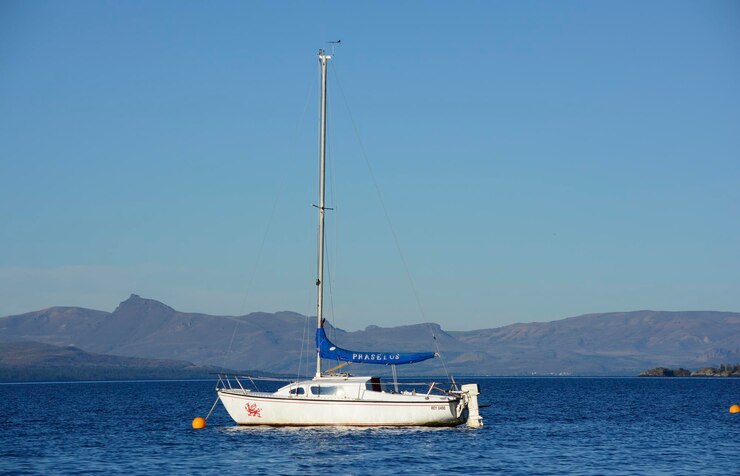 Foto velero en el medio del lago al atardecer