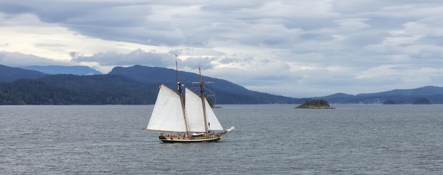 Velero navegando cerca de las islas del golfo cerca de la isla de vancouver, columbia británica, canadá