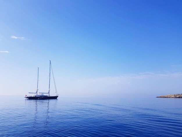 Foto velero navegando en el mar contra el cielo azul