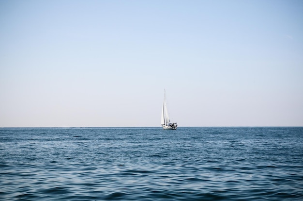 Velero navegando en el mar contra un cielo despejado