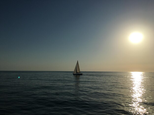 Velero navegando en el mar contra un cielo despejado