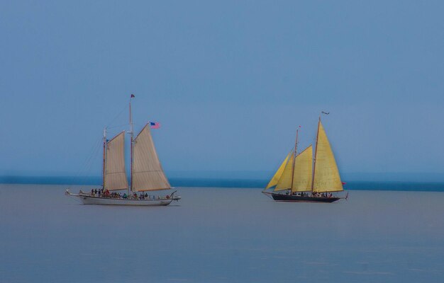 Foto velero navegando en el mar contra un cielo despejado