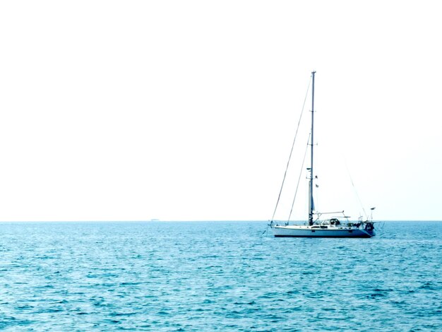 Foto velero navegando en el mar contra un cielo despejado