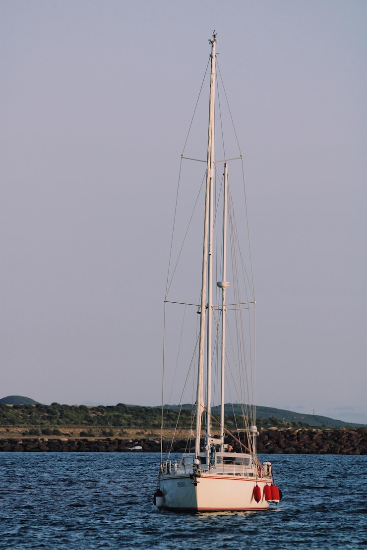 Foto velero navegando en el mar contra un cielo despejado