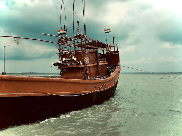 Foto velero navegando en el mar contra el cielo