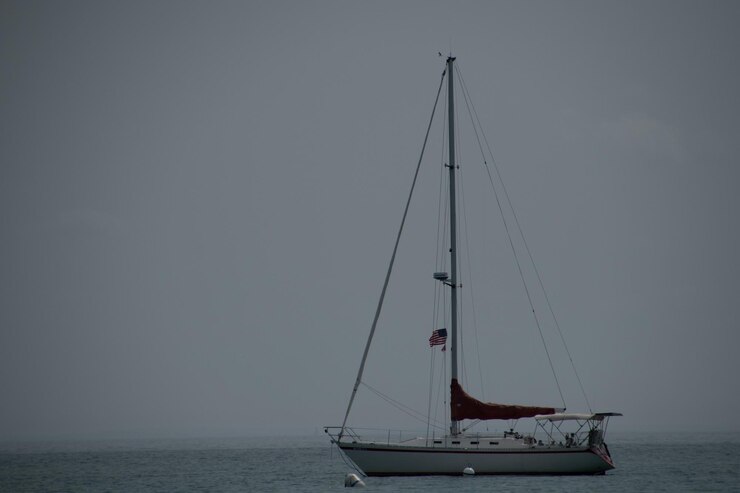 Foto velero navegando en el mar contra el cielo