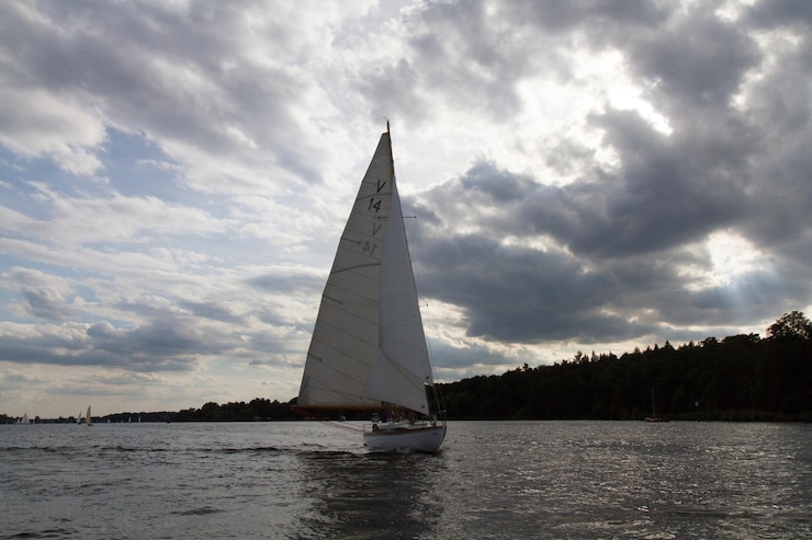 Foto velero navegando en el mar contra el cielo