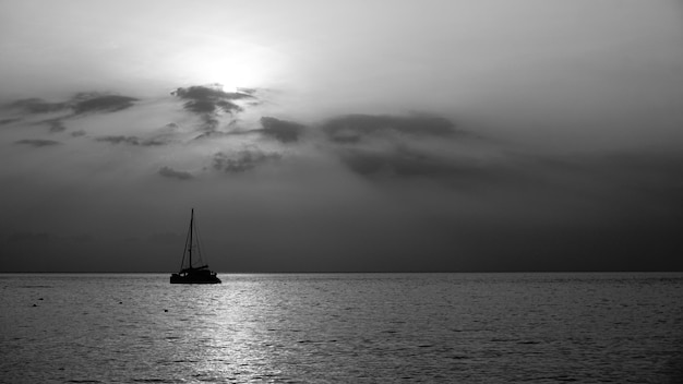 Velero navegando en el mar contra el cielo