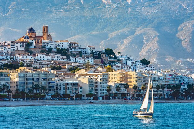 Velero con el pueblo al fondo