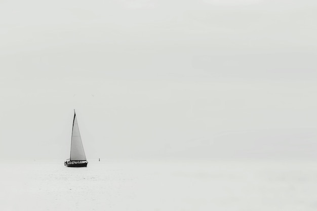 Foto velero que navega en el mar