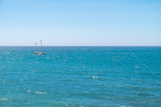 Un velero surcando el Mar Mediterráneo