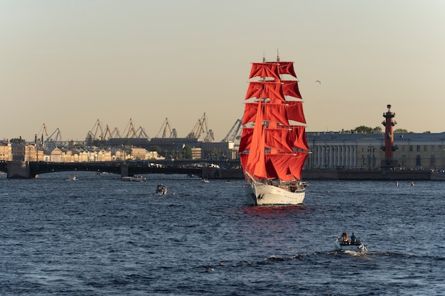 Velero con velas escarlata en el río Neva San Petersburgo