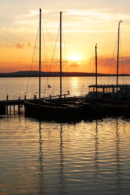 Veleros amarrados al atardecer sobre el lago Steinhuder Meer en Alemania