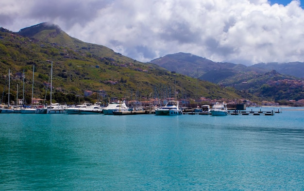 Veleros amarrados en fila a lo largo de los muelles de la Marina en Cetraro Calabria Italia