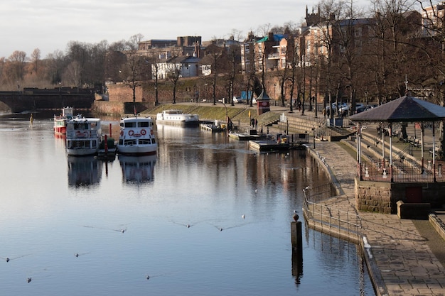 Los veleros atracados en el río en la ciudad contra el cielo