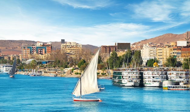 Veleros y barcos en el Nilo en el día de verano, Asuán