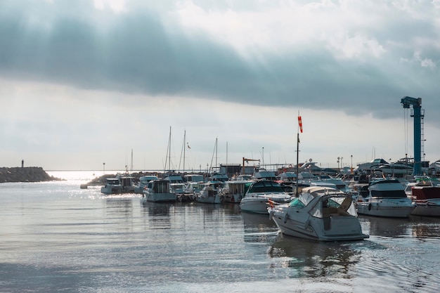 Veleros y barcos en el puerto