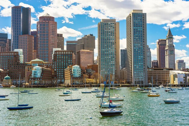 Veleros flotando frente al horizonte del distrito financiero de Boston, Estados Unidos. La ciudad está ubicada cerca de muchas instalaciones de agua diferentes. Es una de las ciudades más antiguas de los Estados Unidos.