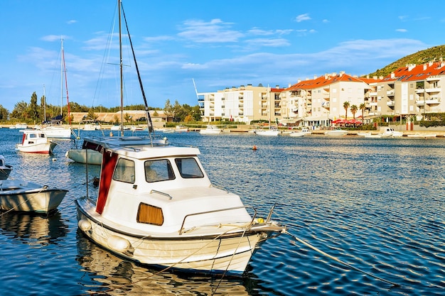 Veleros en el Mar Adriático, Omis, Dalmacia, Croacia