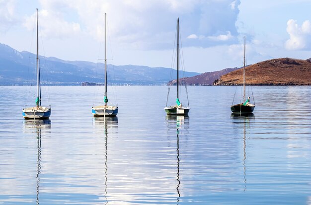 Veleros en el mar azul Concepto de deportes y vacaciones de verano