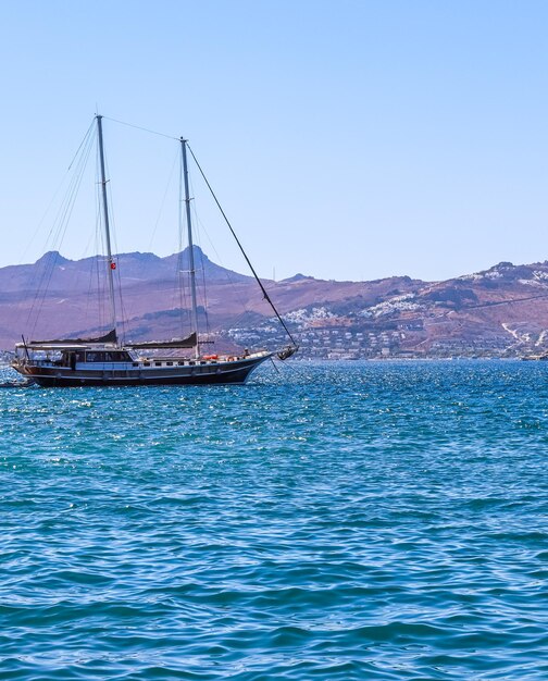 Veleros en el mar azul con el telón de fondo de islas y montañas Concepto de vacaciones de verano