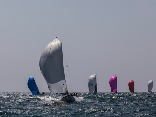 Foto veleros en el mar contra un cielo despejado