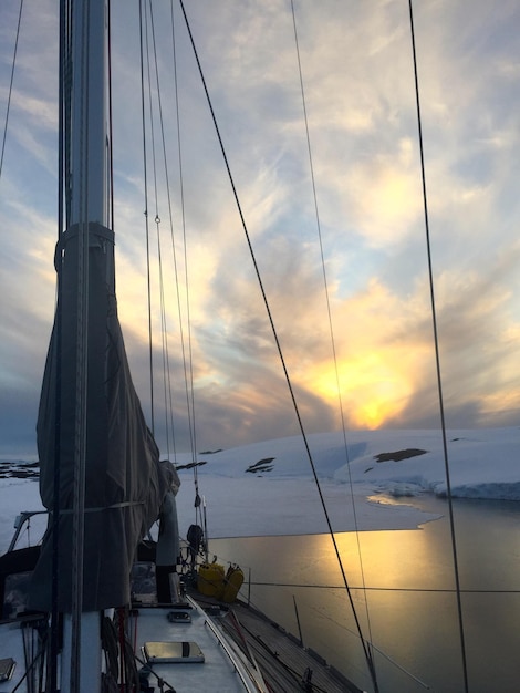 Foto veleros en el mar contra el cielo durante la puesta de sol