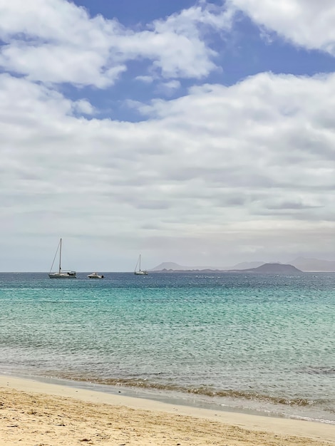 Foto veleros en el mar en un día nublado