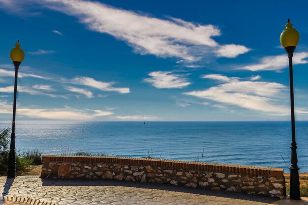 Veleros en la orilla del mar y cielo azul claro