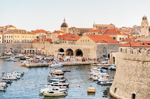 Veleros en el Puerto Viejo en el Mar Adriático en Dubrovnik, Croacia. gente en el fondo