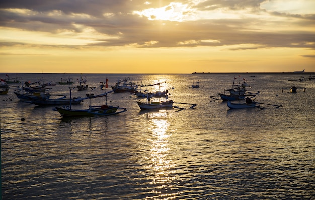 Veleros en la puesta de sol