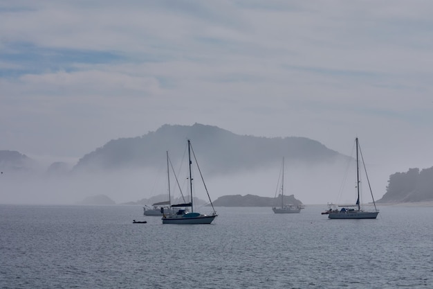 Foto veleros varados en las islas cies en un día de niebla