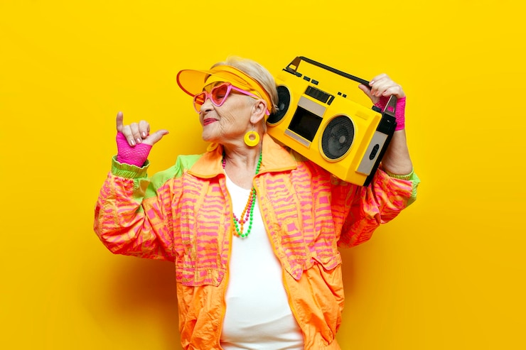 Foto velha avó engraçada com gravador em roupas esportivas hipster tira selfie online em fundo isolado amarelo
