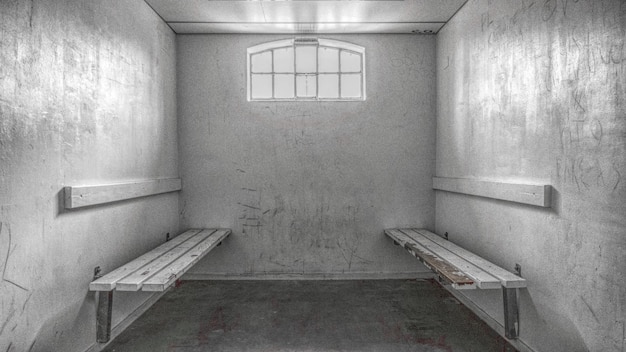 Foto velha cela fria na prisão.