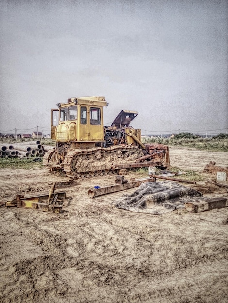 Velha escavadora em um canteiro de obras contra o céu