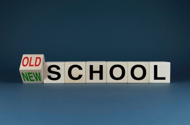 Velha escola ou nova escola Cubos formam palavras Velha escola ou nova escola Conceito de educação