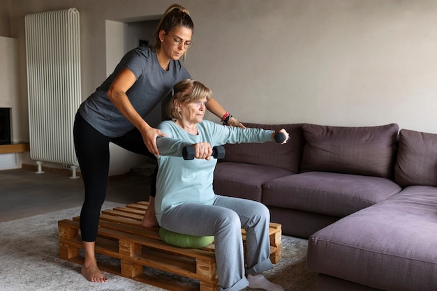 Foto velha fazendo exercícios de fitness