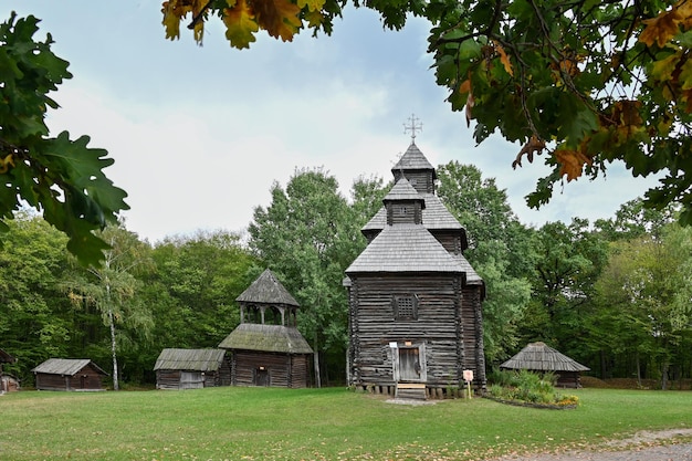 velha igreja de madeira na aldeia