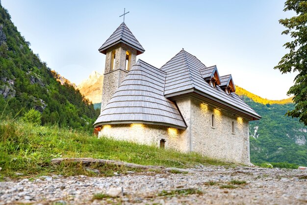 Velha igreja de pedra no Parque Nacional de Theth Viajando pela Albânia