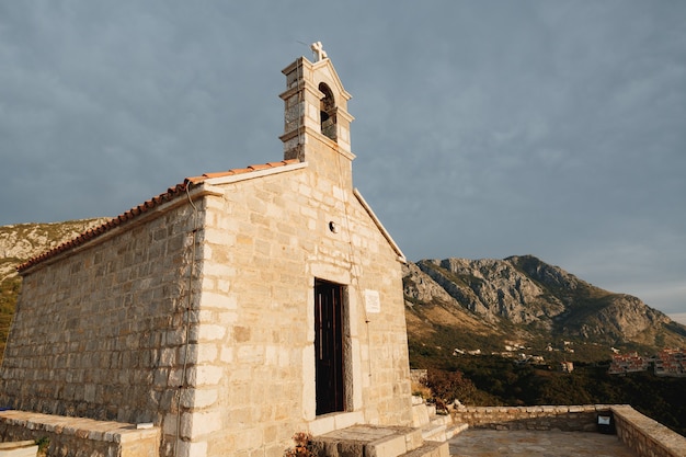 Velha igreja na montanha