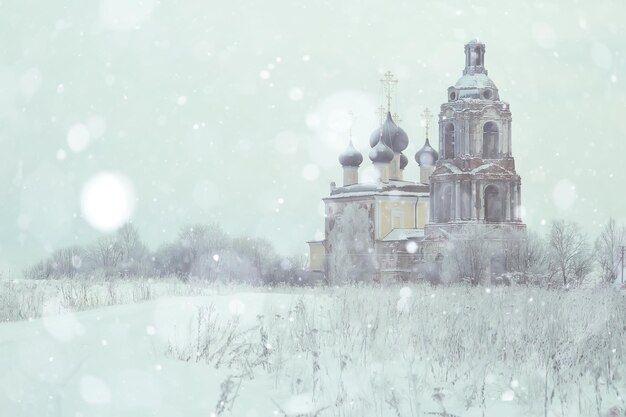 Velha Igreja Ortodoxa na paisagem de inverno