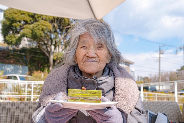 Velha japonesa e um bolo